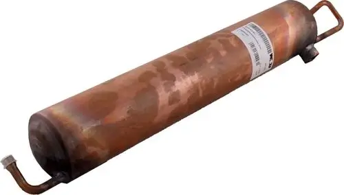 Flüssigkeitssammler von Wolf, zylindrische Form aus Kupfer, zwei Anschlussrohre an den Enden, beschriftet mit technischen Informationen.